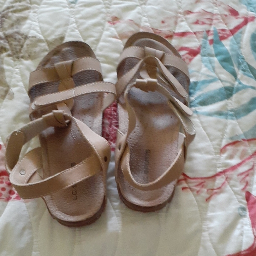 Tan Sandals with Crisscross Straps and Flat Sole